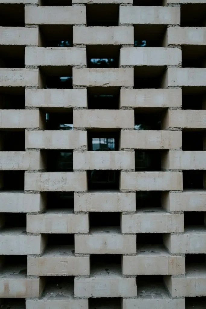 a-close-up-of-a-building-made-of-concrete-blocks-r1b1yjkinxg