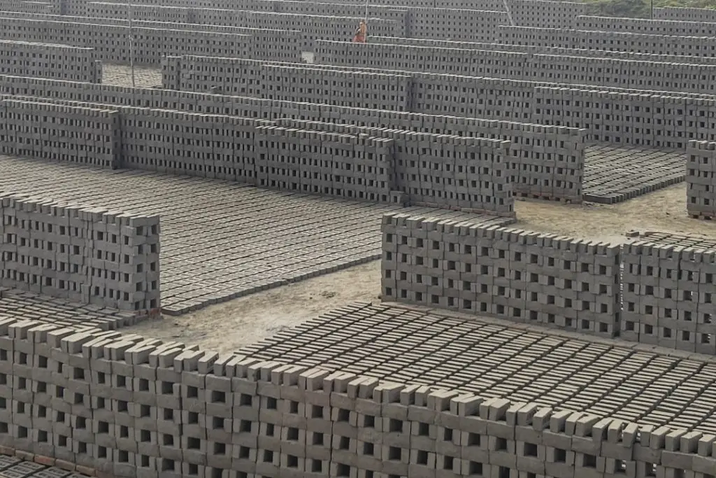 a-large-number-of-cinder-blocks-stacked-together-xkz-hhe1rbc